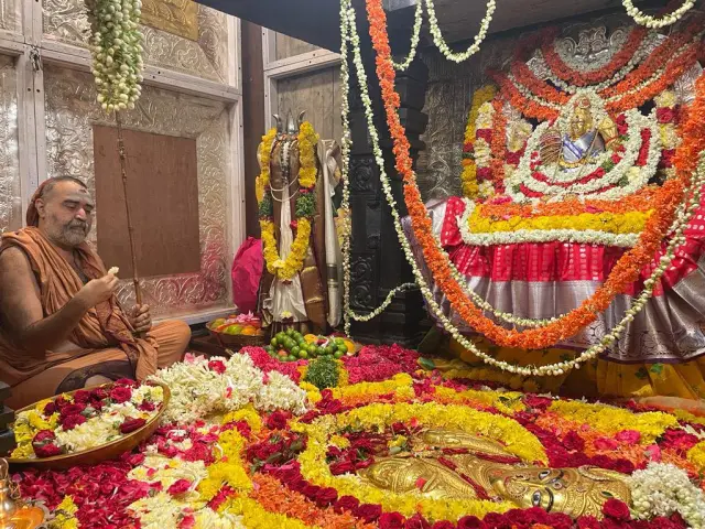 బల్కంపేట ఎల్లమ్మ ఆలయం విశేషాలు: జలంలో వెలసిన స్వయంభూ జగన్మాత.. పవిత్ర జలధార మహిమలు తెలుసా?
