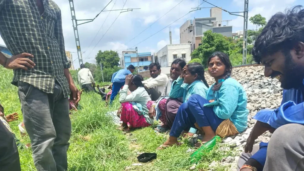 పట్టాలపై ఆడుకుంటున్న చిన్నారి.. కాపాడబోయిన తల్లి.. ఇద్దరి ప్రాణాలు బలి